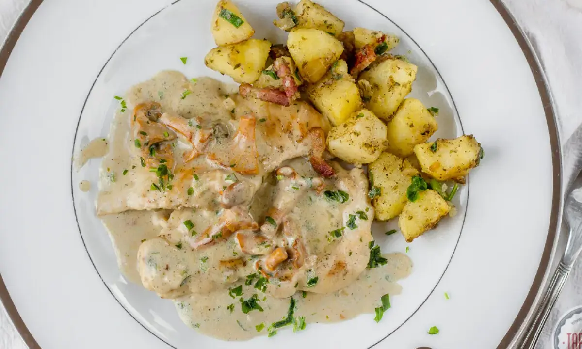 Filet w sosie kurkowym z pieczonymi ziemniakami i boczkiem. Pyszne danie, które zachwyci każdego smakosza.