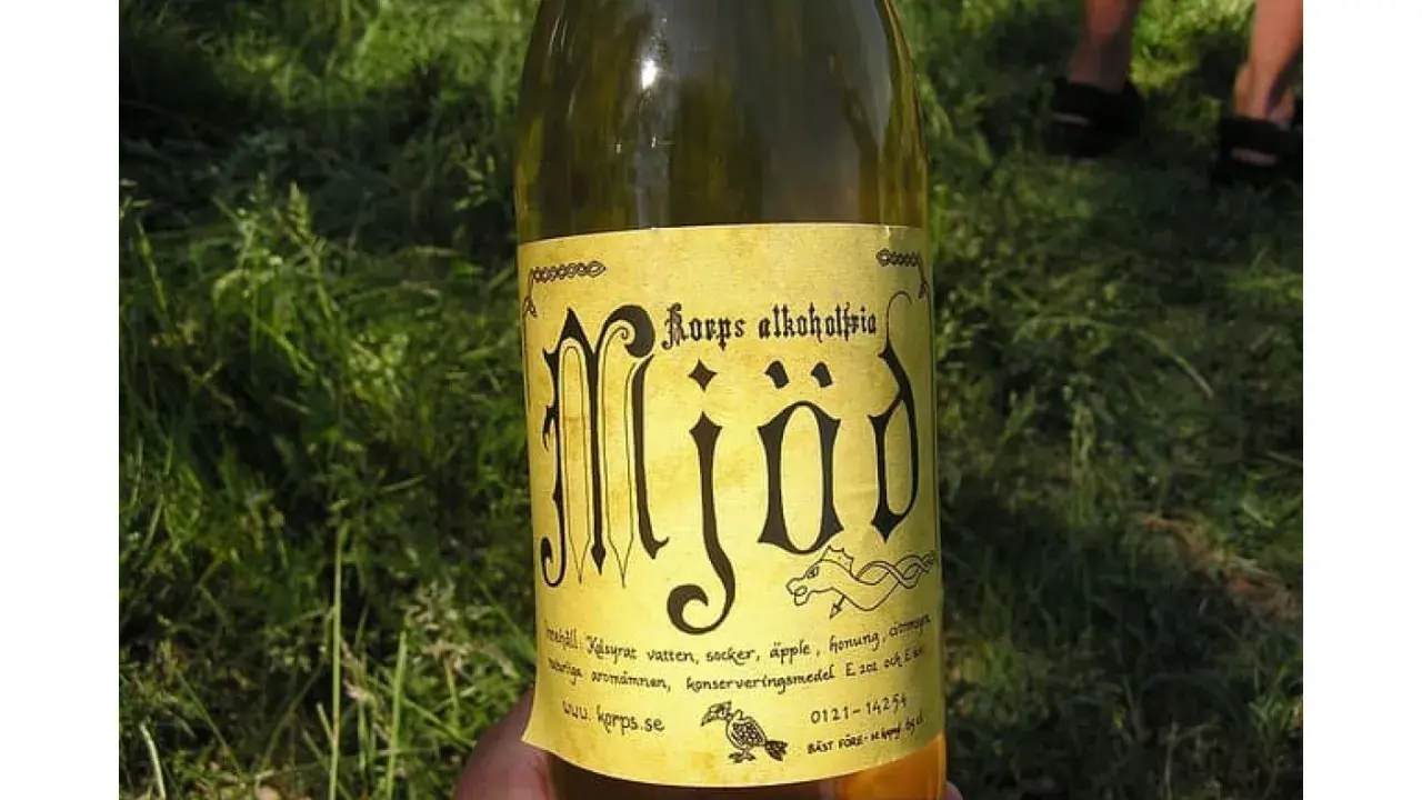 Butelka miodu pitnego Korps. Na etykiecie widnieje napis "Korps alkoholfria Mjöd". Brak informacji o tym, ile procent alkoholu zawiera.