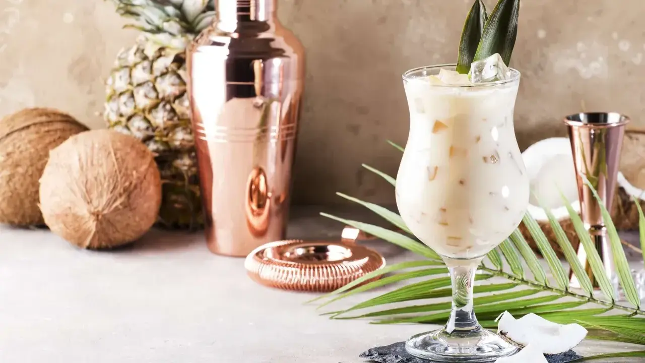Kremowe drinki z malibu, kokosy, ananas i miedziany shaker tworzą tropikalny klimat.