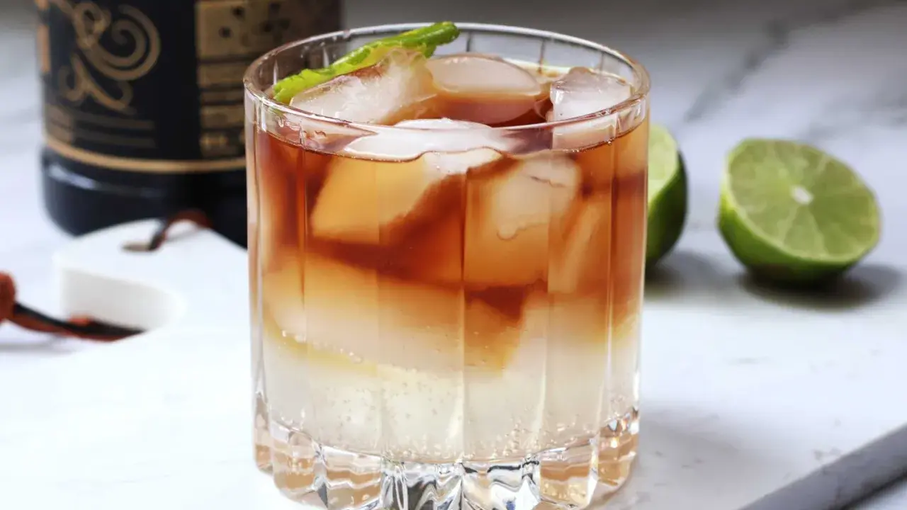 Mroczny i burzliwy drink z lodem i limonką, idealny na wieczór.
