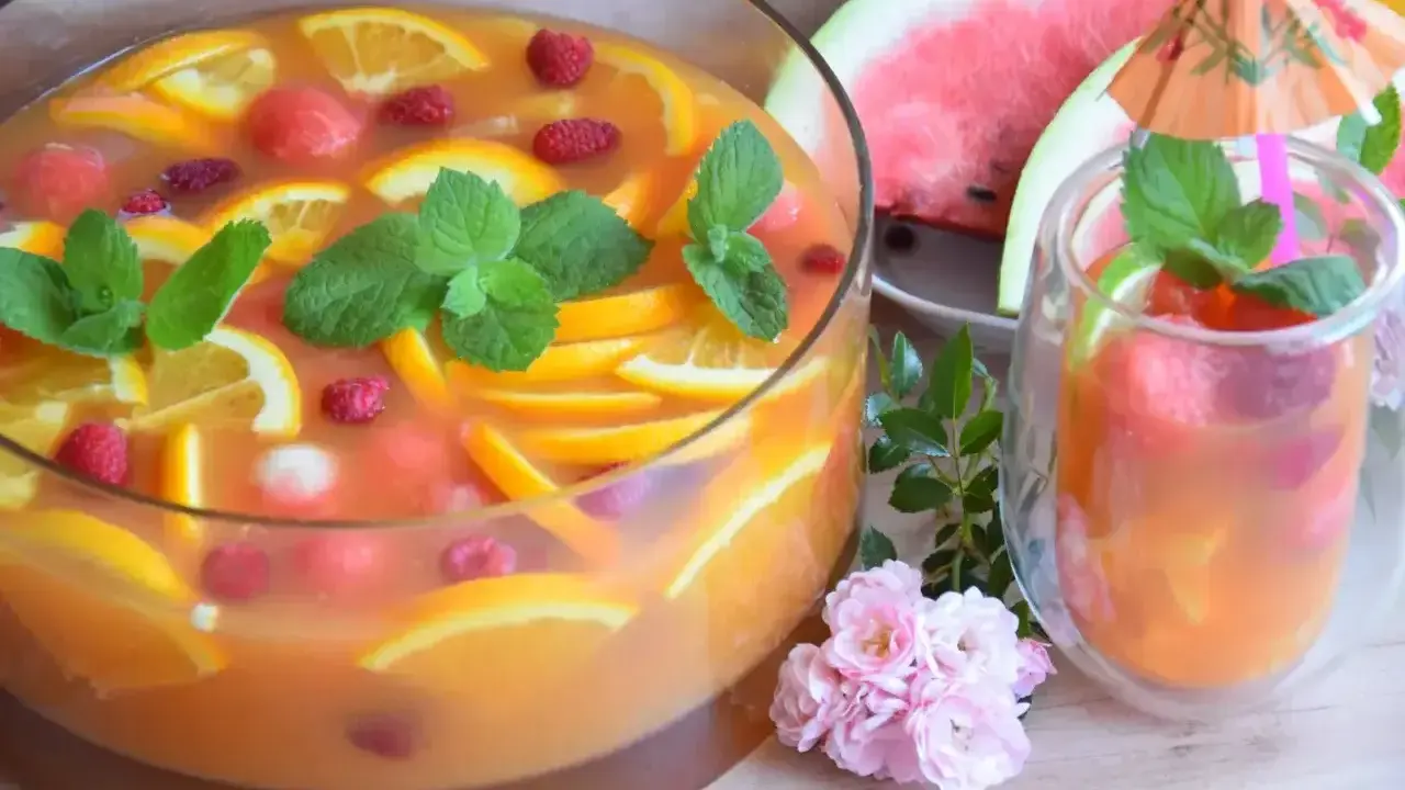 Orzeźwiający poncz alkoholowy z pomarańczą, malinami i miętą. Idealny na letnie przyjęcie.