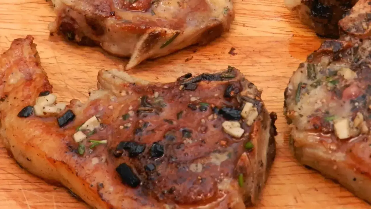 Aromatyczne kotlety jagnięce z kością, pieczone w piekarniku, z czosnkiem i ziołami.