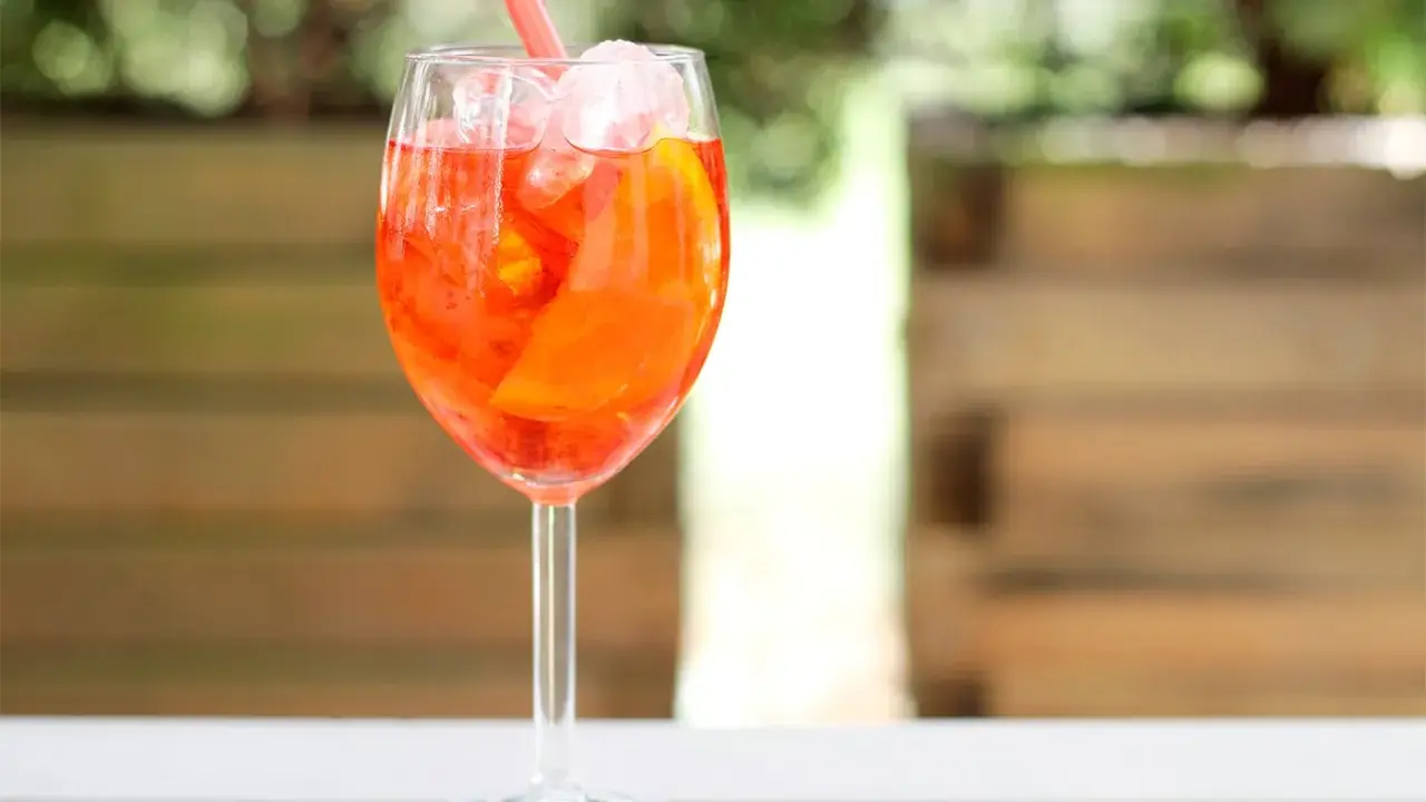 Orzeźwiający Aperol Spritz, idealny na letnie popołudnie. Prosty przepis ml.