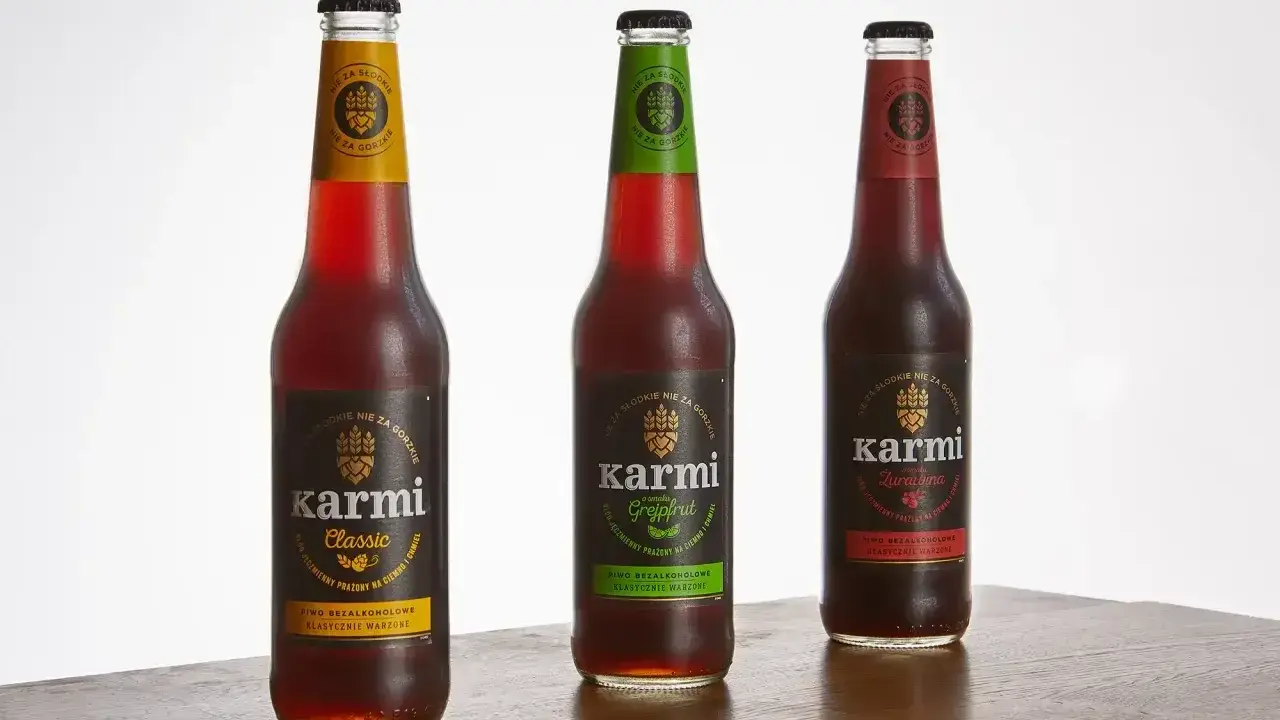 Trzy butelki piwa bezalkoholowego Karmi: Classic, Grejpfrut i Żurawina. Idealne dla tych, którzy szukają smaku bez kalorii i alkoholu 0 kcal.
