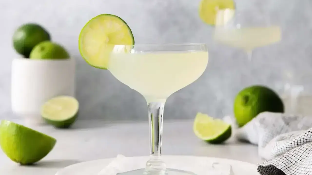 Orzeźwiający drink daiquiri z limonką, idealny na letnie popołudnie.