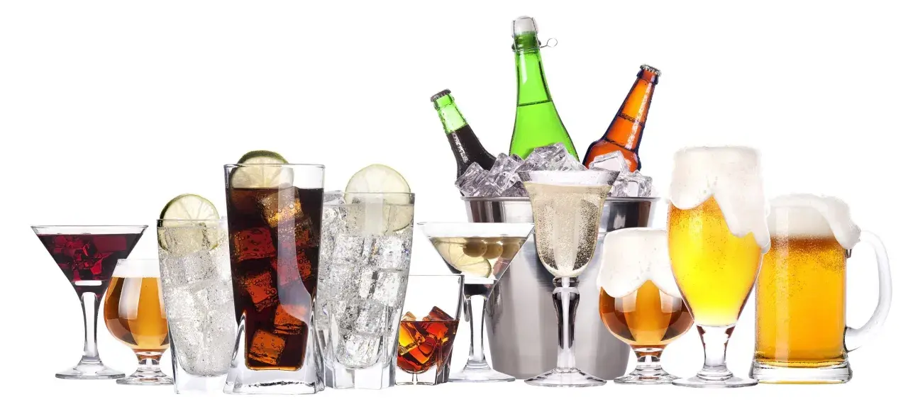 Różnorodne napoje alkoholowe, od piwa po drinki, pokazują, jak kaloryczność alkoholi może się różnić.