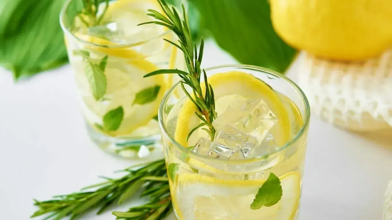 Orzeźwiające drinki z cytrynówką, lodem, cytryną, miętą i rozmarynem. Idealne na upalne dni.