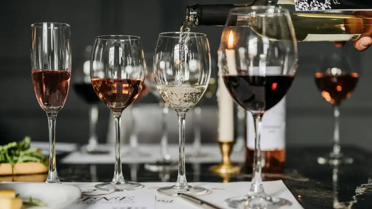 Degustacja win: nalewanie białego wina do kieliszka. Zastanawiasz się nad wino białe kcal? Różowe i czerwone wina też są w zestawie.