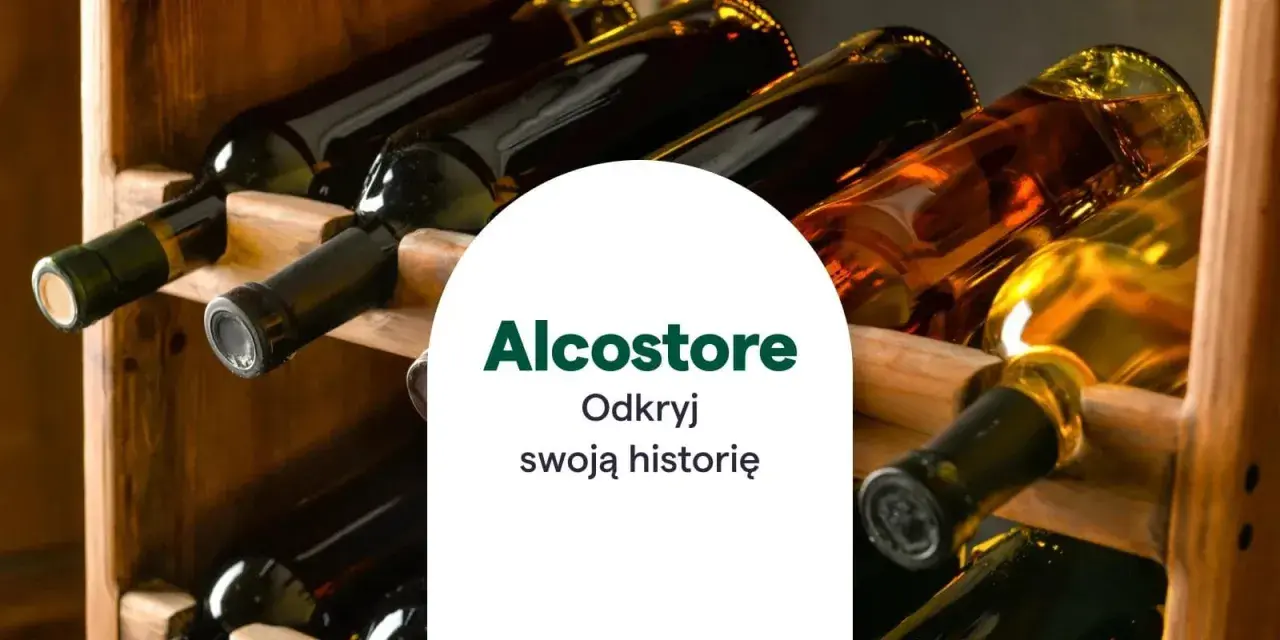 Butelki wina na drewnianym stojaku. Odkryj skąd pochodzi wino i poznaj jego historię.