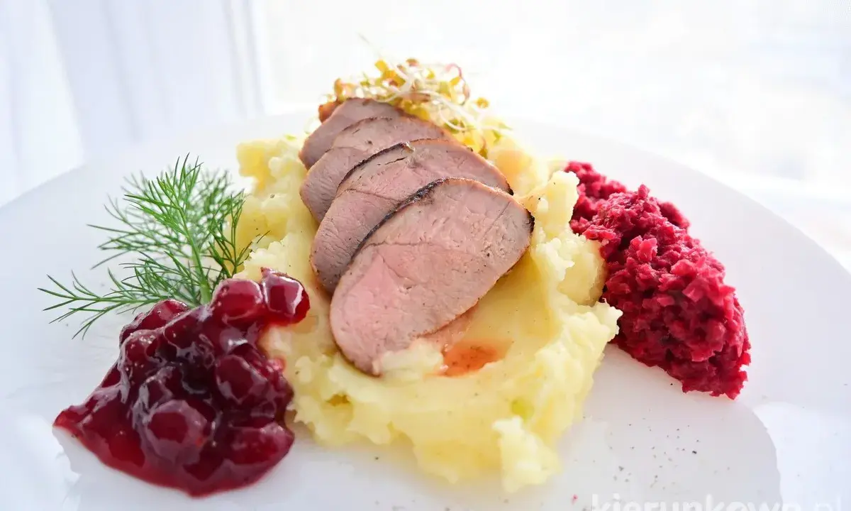 Plastry pieczonego mięsa na purée ziemniaczanym z żurawiną i buraczkami. Co do kaczki? Wygląda pysznie!