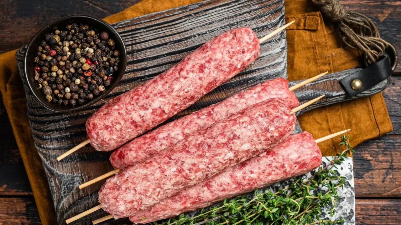 Surowe kebaby na patyczkach, miseczka pieprzu i tymianek. Idealne składniki na kofta libańska przepis.
