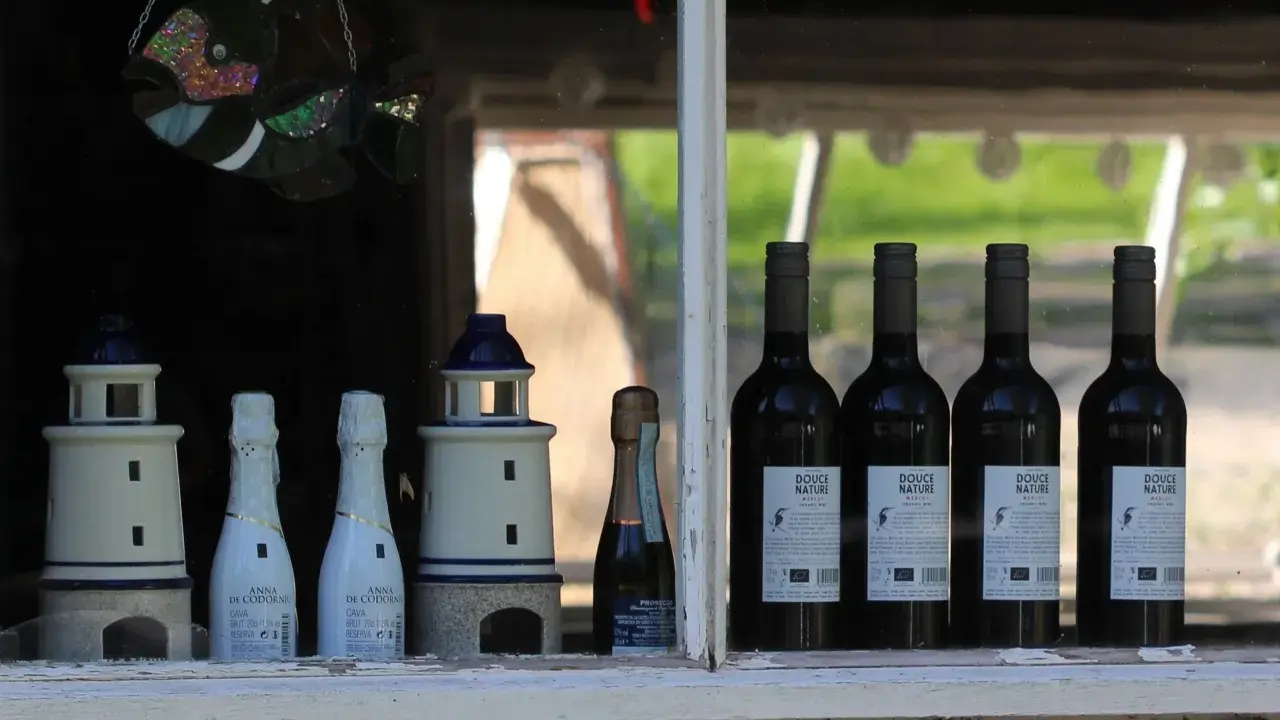 Na parapecie stoją latarenki, butelki Cava, Prosecco i wina. To jak apelacja, która chroni przed błędami.