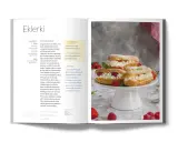 Pyszne eklerki z bitą śmietaną i owocami – idealny comfort food na słodkie popołudnie.