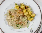 Filet w sosie kurkowym z pieczonymi ziemniakami i boczkiem. Pyszne danie, które zachwyci każdego smakosza.