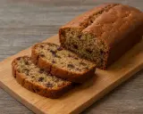 Pyszny chlebek bananowy bezglutenowy z kawałkami czekolady, pokrojony na desce.