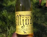 Butelka miodu pitnego Korps. Na etykiecie widnieje napis "Korps alkoholfria Mjöd". Brak informacji o tym, ile procent alkoholu zawiera.