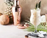 Kremowe drinki z malibu, kokosy, ananas i miedziany shaker tworzą tropikalny klimat.