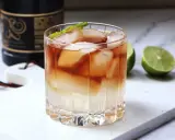 Mroczny i burzliwy drink z lodem i limonką, idealny na wieczór.