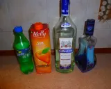 Składniki na drinki z Żabki: Sprite, sok pomarańczowy, Cin&Cin Bianco i Blue Curacao.