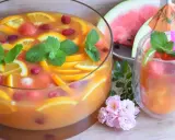 Orzeźwiający poncz alkoholowy z pomarańczą, malinami i miętą. Idealny na letnie przyjęcie.