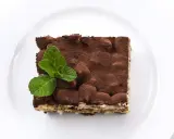 Pyszne tiramisu posypane kakao, z listkiem mięty. Zastanawiasz się, jaki alkohol do tiramisu wybrać?