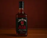 Butelka Jim Beam Black Cherry, idealna do przygotowania wyśmienitych drinków.