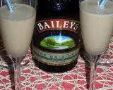 Dwa kieliszki z prostym drinkiem z Baileys, obok butelki tego irlandzkiego likieru. Idealny na wieczór.