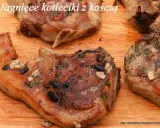 Aromatyczne kotlety jagnięce z kością, pieczone w piekarniku, z czosnkiem i ziołami.