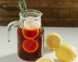 Dzbanek orzeźwiającej sangrii z pomarańczą i cytryną, z gałązką rozmarynu. Idealna na upalne dni.