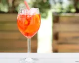 Orzeźwiający Aperol Spritz, idealny na letnie popołudnie. Prosty przepis ml.