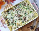 Pyszne lasagne z grzybami, zapieczone pod serem i posypane natką pietruszki. Idealne na jesienny obiad.