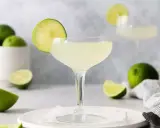 Orzeźwiający drink daiquiri z limonką, idealny na letnie popołudnie.