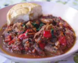 Gulasz z boczniaków z papryką i bułką, aromatyczne danie pełne smaku.