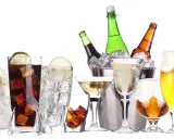 Różnorodne napoje alkoholowe, od piwa po drinki, pokazują, jak kaloryczność alkoholi może się różnić.
