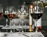 Degustacja win: nalewanie białego wina do kieliszka. Zastanawiasz się nad wino białe kcal? Różowe i czerwone wina też są w zestawie.