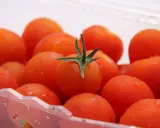 Soczyste pomidorki koktajlowe w plastikowym opakowaniu. Dowiedz się, jak przechowywać pomidory, by zachowały świeżość.