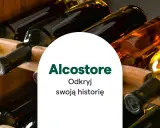 Butelki wina na drewnianym stojaku. Odkryj skąd pochodzi wino i poznaj jego historię.