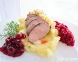 Plastry pieczonego mięsa na purée ziemniaczanym z żurawiną i buraczkami. Co do kaczki? Wygląda pysznie!