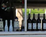 Na parapecie stoją latarenki, butelki Cava, Prosecco i wina. To jak apelacja, która chroni przed błędami.
