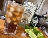 Orzeźwiający drink: tequila z colą, lodem i limonką. Idealny na gorące dni.