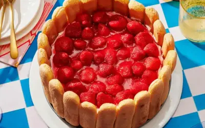 Pyszny deser z truskawkami, otoczony biszkoptami. Idealny na letnie popołudnie.