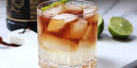 Mroczny i burzliwy drink z lodem i limonką, idealny na wieczór.