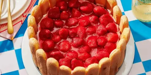 Pyszny deser z truskawkami, otoczony biszkoptami. Idealny na letnie popołudnie.