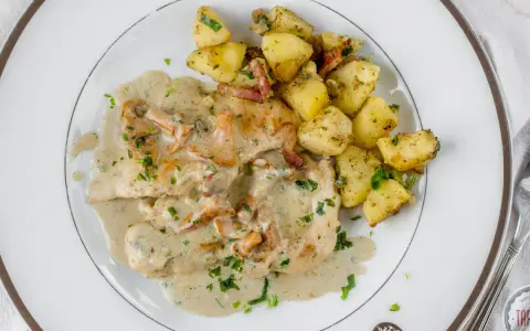 Filet w sosie kurkowym z pieczonymi ziemniakami i boczkiem. Pyszne danie, które zachwyci każdego smakosza.