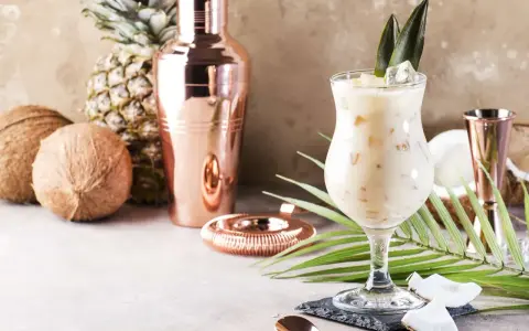 Kremowe drinki z malibu, kokosy, ananas i miedziany shaker tworzą tropikalny klimat.
