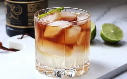 Mroczny i burzliwy drink z lodem i limonką, idealny na wieczór.