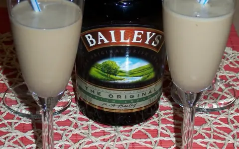 Dwa kieliszki z prostym drinkiem z Baileys, obok butelki tego irlandzkiego likieru. Idealny na wieczór.