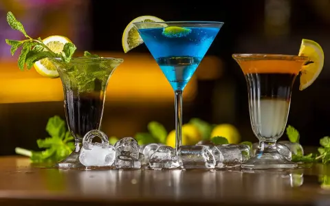 Trzy kolorowe drinki z cytryną i miętą, lód. Szukasz zamiennika likieru Passoa?