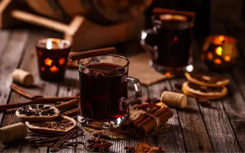 Ciepłe, aromatyczne grzane wino z cynamonem i pomarańczą. Idealne na zimowe wieczory, gdy zastanawiasz się, jak pić wódkę, by poczuć prawdziwy smak rozgrzewającego napoju.