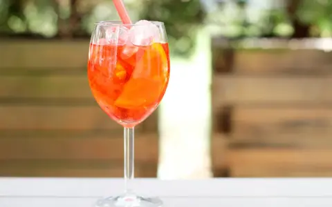 Orzeźwiający Aperol Spritz, idealny na letnie popołudnie. Prosty przepis ml.